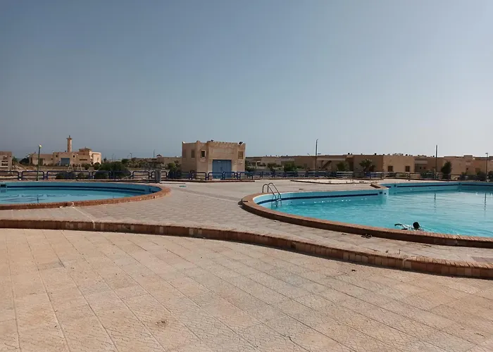 للإيجار في مطروح شاليه داخل قرية سياحية شاليه شايف البحر امتداد شاطئ الابيض البحر متاح لكن حمام السباحة هذا الصيف به أعمال صيانه 130
